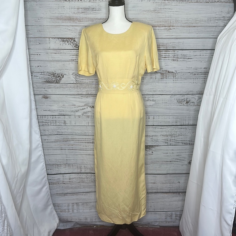 Yellow Embroidered short sleeved beautiful 🤩 👗 dress